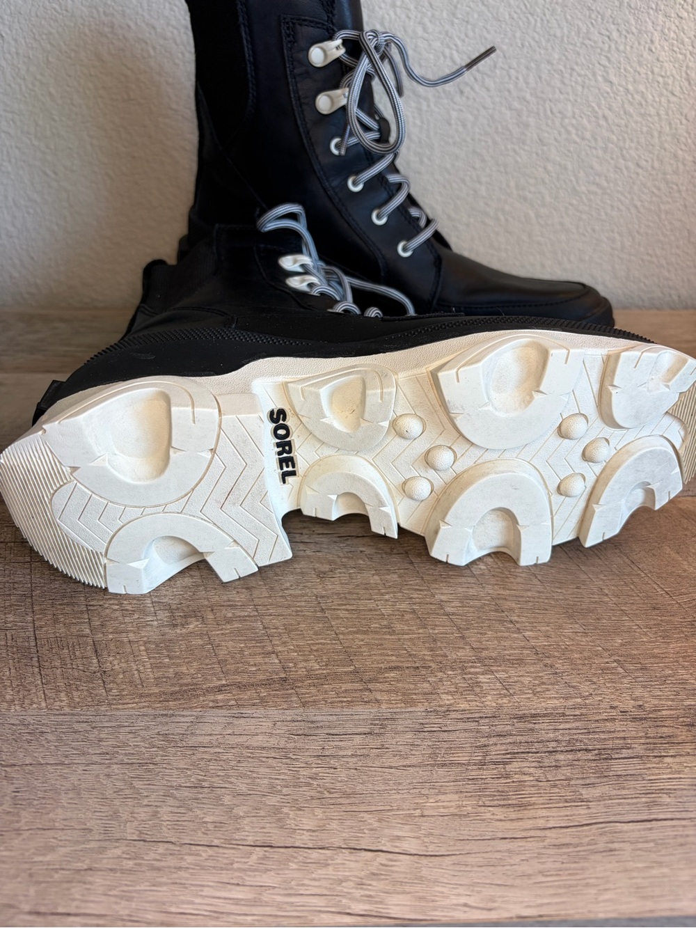 Sorel Women’s Black Leather Lace-Up Boots with White Sole - Picture 5 of 6